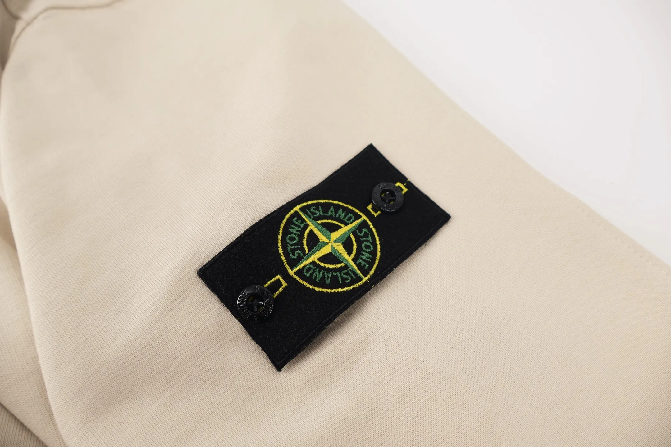 P520 Stone Island Stone Island cuff logo hoodie was originally purchased and developed for 1,400 yuan. This sweatshirt is made of high-count cotton blended fabric and has been combed. It has a soft texture and good breathability, making it comfortable and skin-friendly to wear. The version has a classic round-neck structure, and the collar, cuffs and hem are all ribbed. It is highly elastic, can fit the body shape and effectively prevent wind; the body uses seamless splicing technology to reduce friction and improve the wearing experience. The brand's iconic armband on the left arm is made of three-dimensional embroidery and hot-pressing composite technology. The pattern is fine and not easy to fall off. The overall wiring adopts four-needle and six-thread stitching technology, and the stitches are flat and firm. While ensuring structural stability, it presents a simple and neat visual effect, fully demonstrating the brand's craftsmanship in the field of casual clothing. The overall wiring is straight and delicate, the fabric is comfortable and soft, and the color is consistent without color difference. It can be matched with the same style to create a fashionable look and control various occasions. Customized accessories, complete with three standards, the same style for men and women. Size:S-M-L-XL